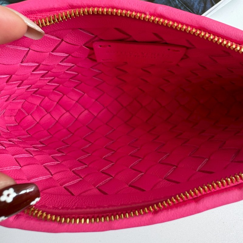 🩷狀況超級新羊皮🩷Bottega Veneta 桃紅亮色斜背包-10