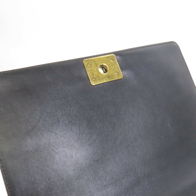 CHANEL 牛皮皮革Boy 28金扣鏈帶肩背袋-17