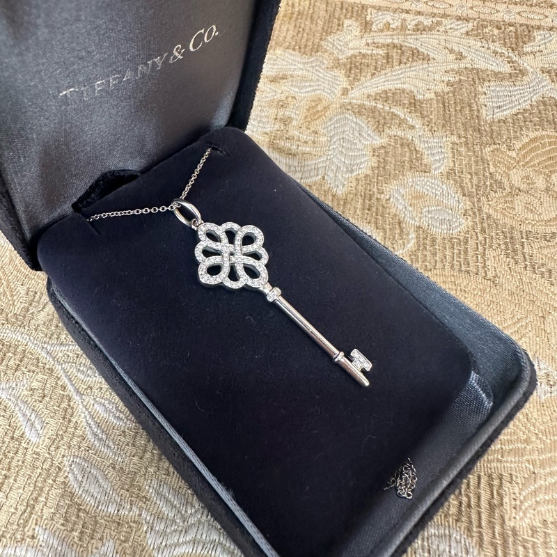 Tiffany 750白K金帶鑽結型鑰匙項鍊-1