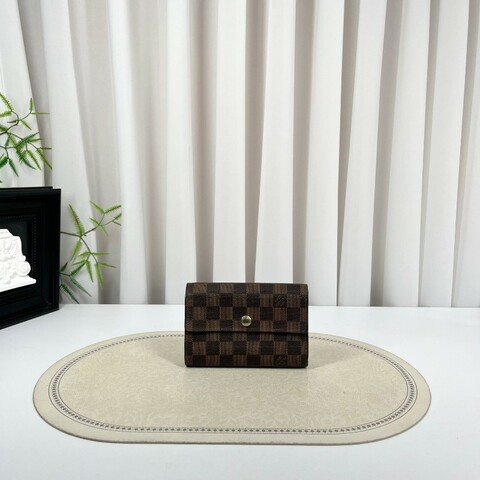 LV路易威登 棕色棋盤格對折錢包 內部卡位清晰 可放多張卡片 後面大隔層可放現金