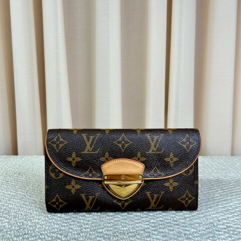 LV路易威登曼哈頓長款三折錢包 內裡卡位多 容量大