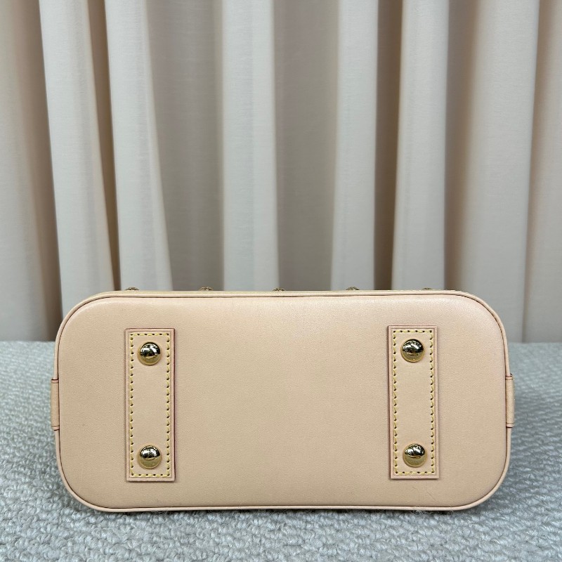 LV路易威登Alma BB白三彩貝殼包 芯片款 白三彩配色 超級亮眼 有肩帶 可單肩可手提 包型立體飽滿 容量實用 日常通勤百搭 不容易撞款-4