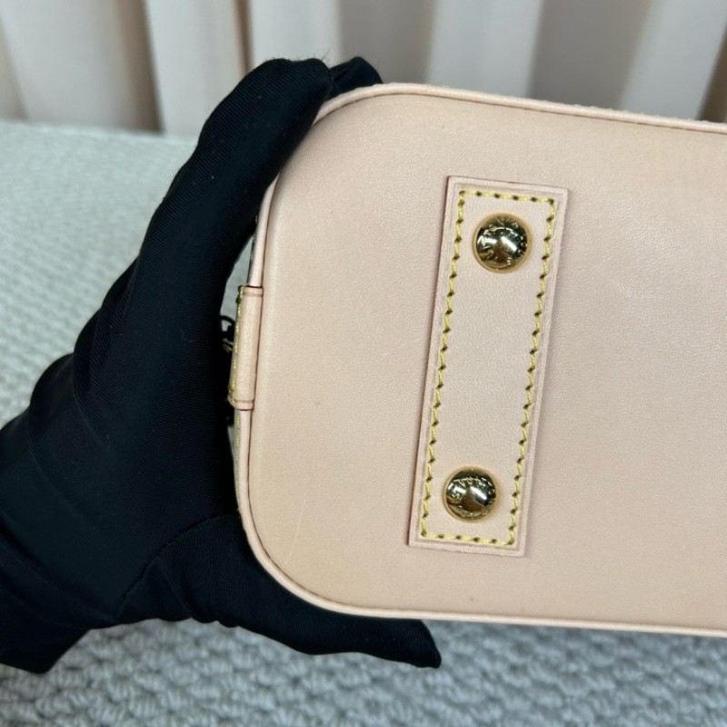 LV路易威登Alma BB白三彩貝殼包 芯片款 白三彩配色 超級亮眼 有肩帶 可單肩可手提 包型立體飽滿 容量實用 日常通勤百搭 不容易撞款-10