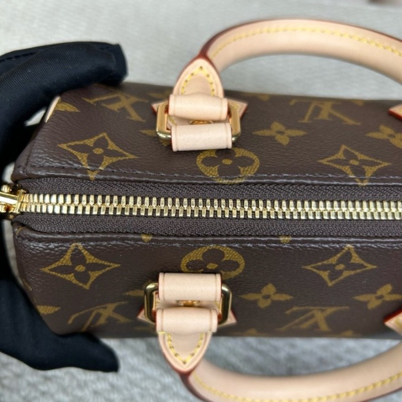 LV路易威登speedy20 經典老花 黑粉色可調節肩帶 五金亮亮的 容量很合適 手提單肩斜挎都可以 百搭不挑人 日常出門、逛街都很實用～-18