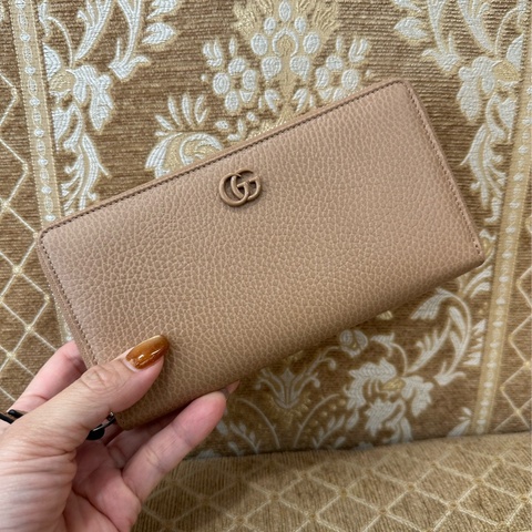 Gucci 奶茶色牛皮銀釦GG Marmont 12卡ㄇ拉長夾