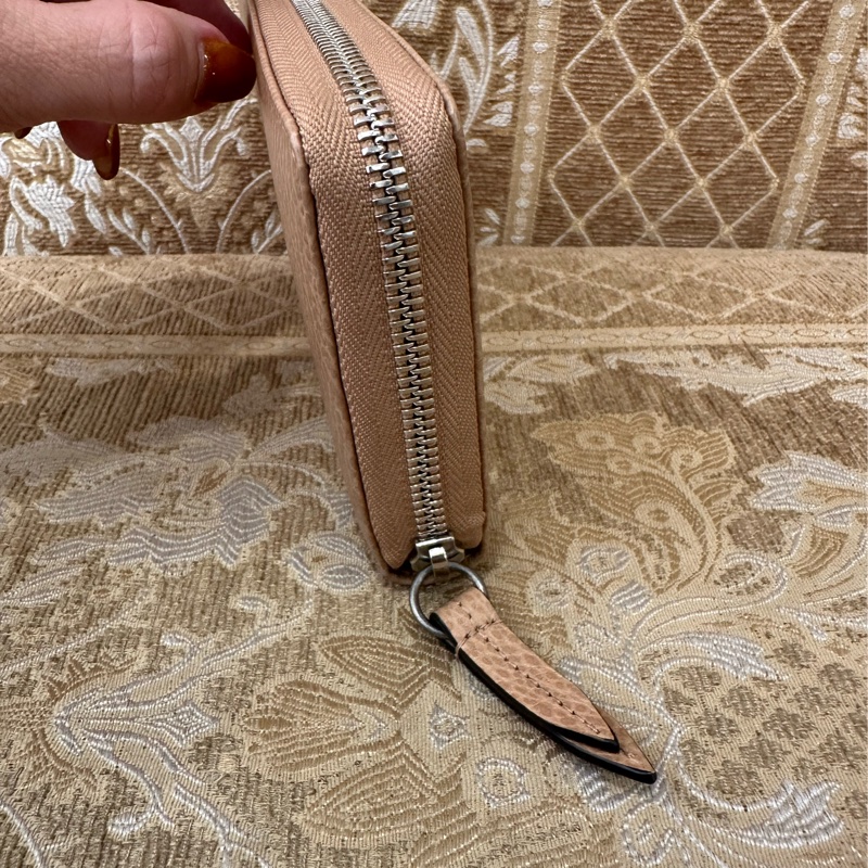 Gucci 奶茶色牛皮銀釦GG Marmont 12卡ㄇ拉長夾-3