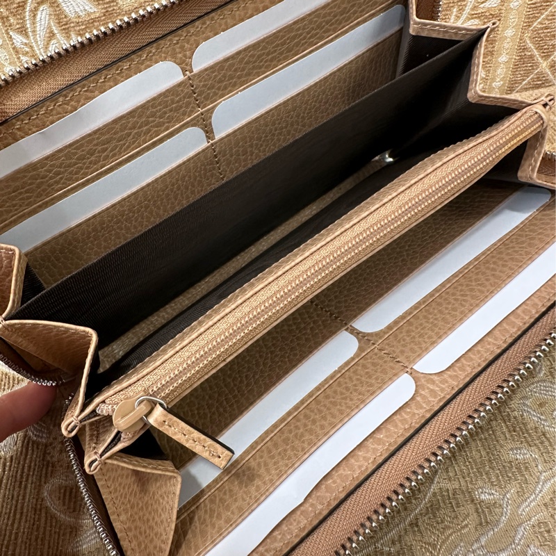 Gucci 奶茶色牛皮銀釦GG Marmont 12卡ㄇ拉長夾-7