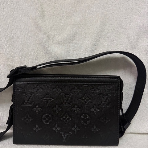 LV Monogram Shadow Gaston 經典滿版花紋織帶皮革二合一斜背包(黑) (型號M81115)