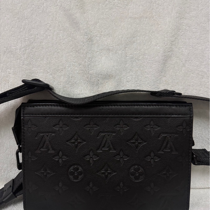 LV Monogram Shadow Gaston 經典滿版花紋織帶皮革二合一斜背包(黑) (型號M81115)-9