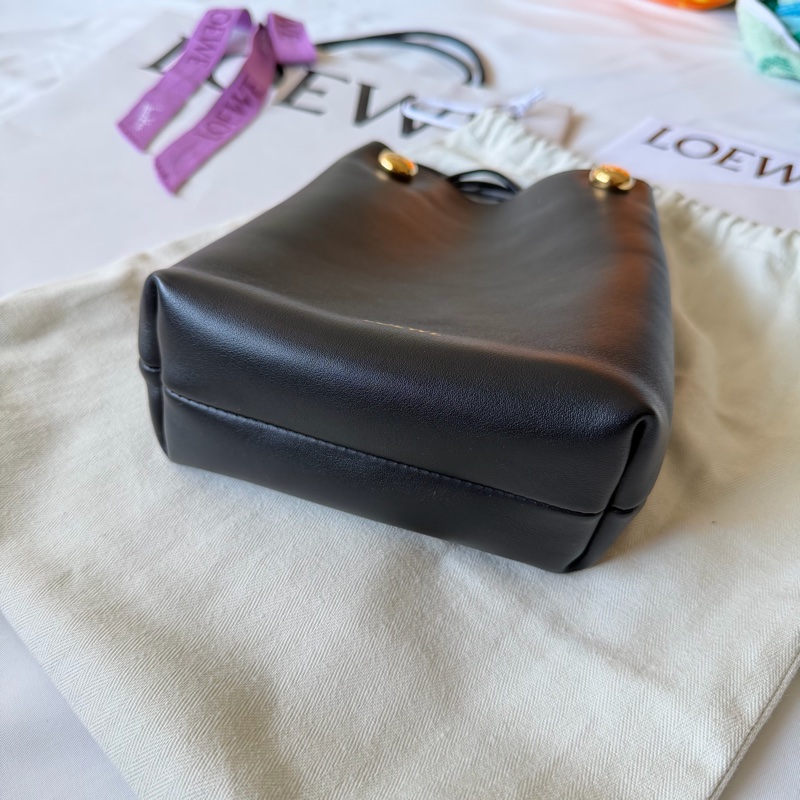 【極新轉售】LOEWE Pebble Mini 迷你水桶包(黑色/金扣)-2