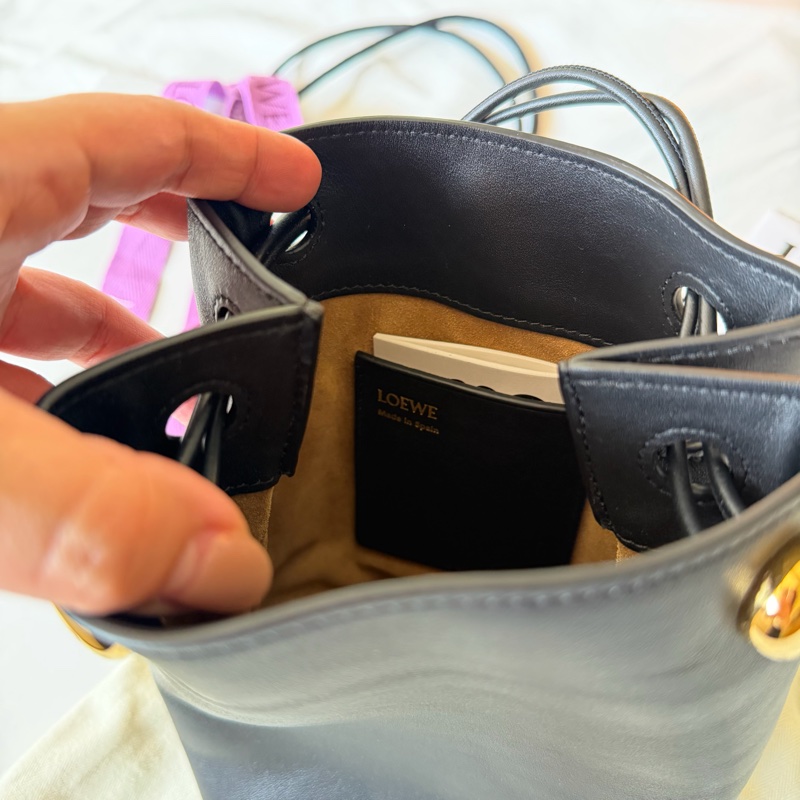 【極新轉售】LOEWE Pebble Mini 迷你水桶包(黑色/金扣)-6