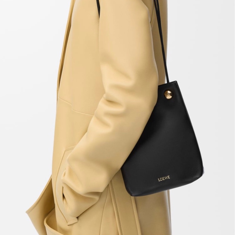 【極新轉售】LOEWE Pebble Mini 迷你水桶包(黑色/金扣)-8