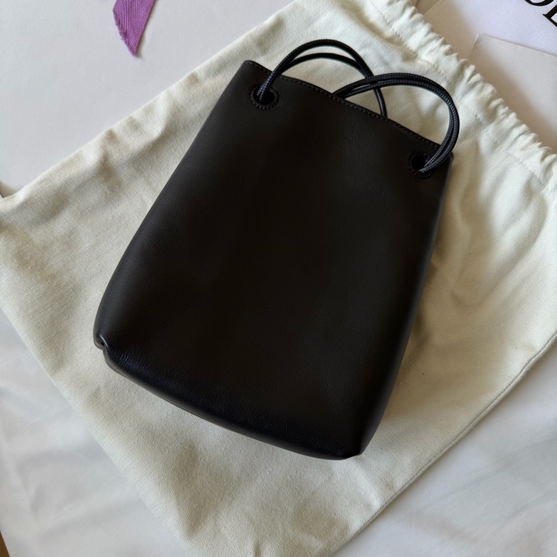 【極新轉售】LOEWE Pebble Mini 迷你水桶包(黑色/金扣)-10