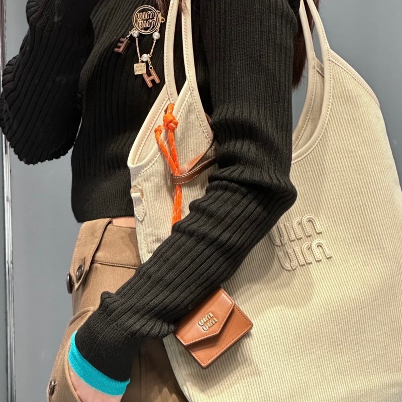 MIUMIU🧢🧢耳機包-1