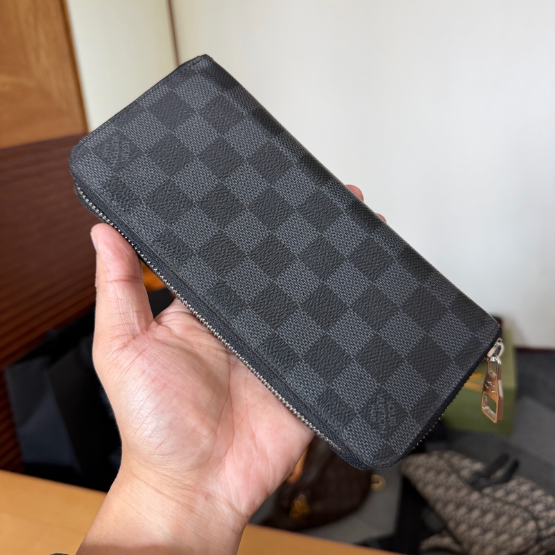 Lv經典黑棋盤格拉鍊長夾-1