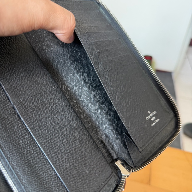 Lv經典黑棋盤格拉鍊長夾-7