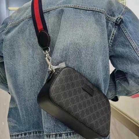 GUCCI送禮🎁GG Supreme帆布藍紅背帶相機包574886