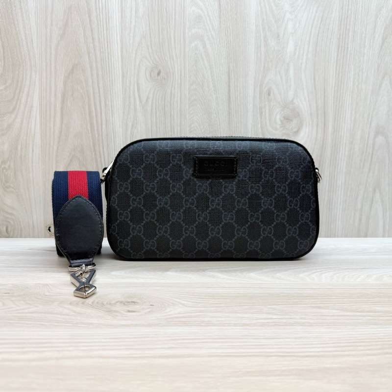 GUCCI送禮🎁GG Supreme帆布藍紅背帶相機包574886-1