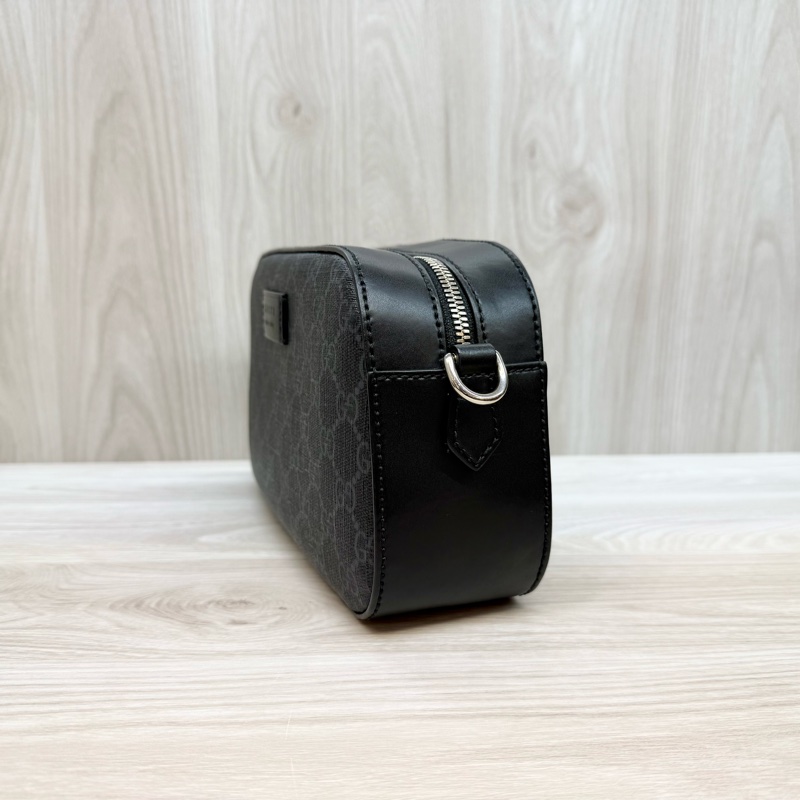 GUCCI送禮🎁GG Supreme帆布藍紅背帶相機包574886-3