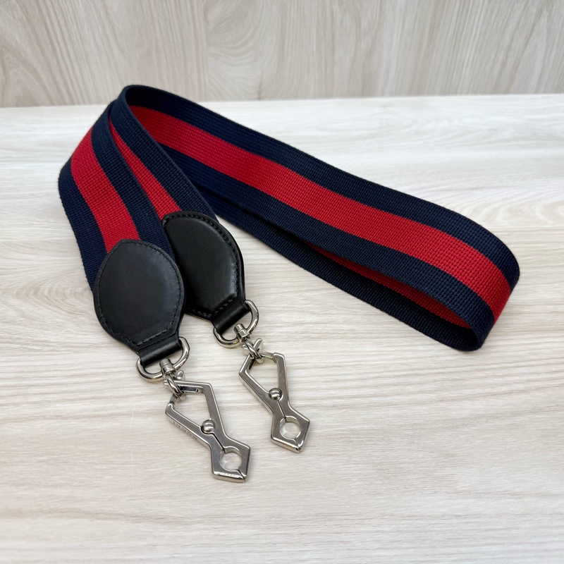 GUCCI送禮🎁GG Supreme帆布藍紅背帶相機包574886-10