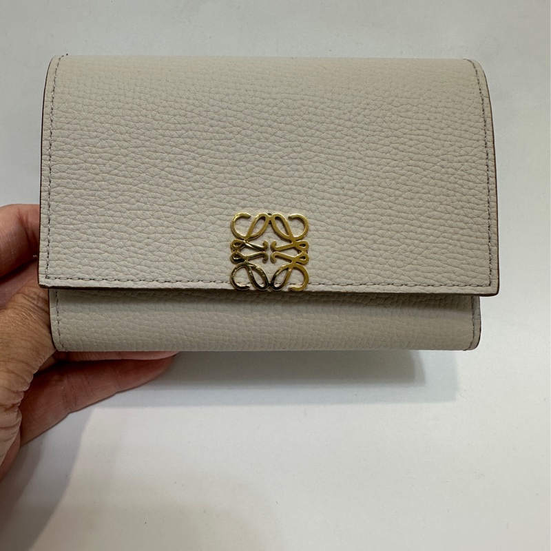 Loewe 米灰牛皮Anagram 6卡三折短夾-0