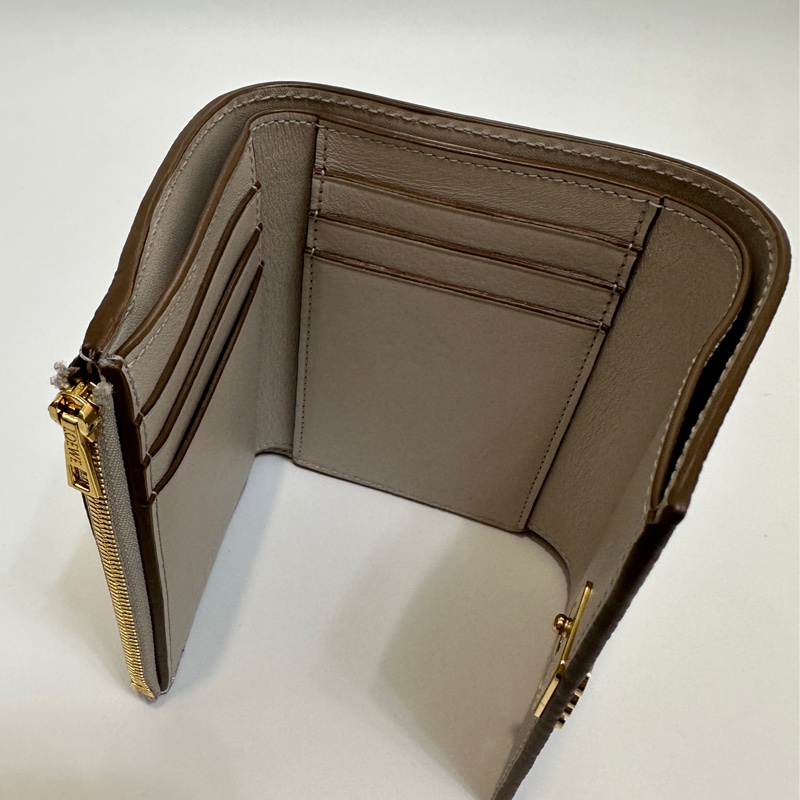 Loewe 米灰牛皮Anagram 6卡三折短夾-5