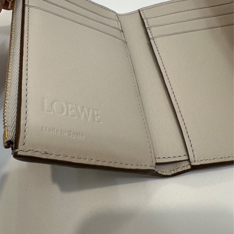 Loewe 米灰牛皮Anagram 6卡三折短夾-6