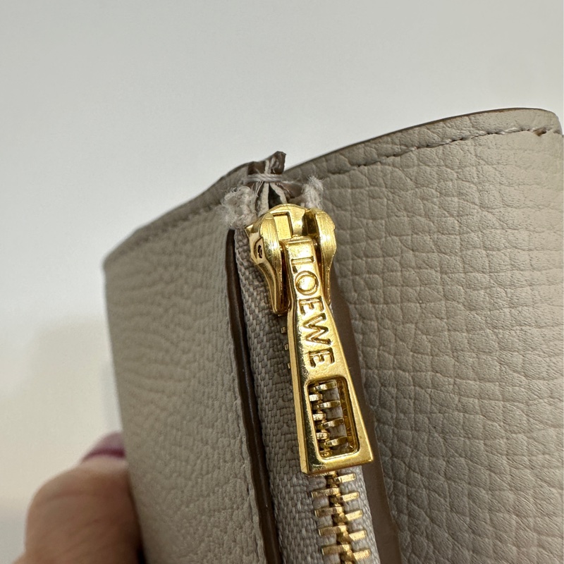 Loewe 米灰牛皮Anagram 6卡三折短夾-11