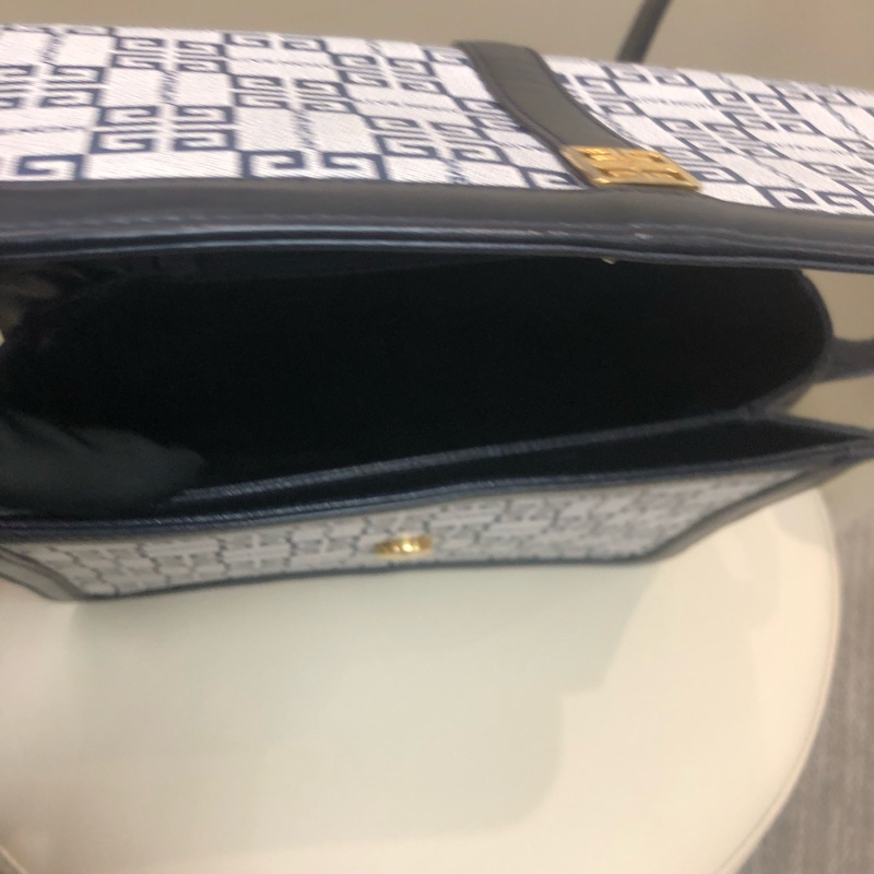 GIVENCHY 復古4G標誌圖案單肩包XA582-19