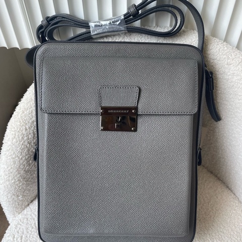 99.9新Burberry 博柏利 字母鎖扣logo 全皮郵差包 單肩斜挎包 耐用粒紋牛皮