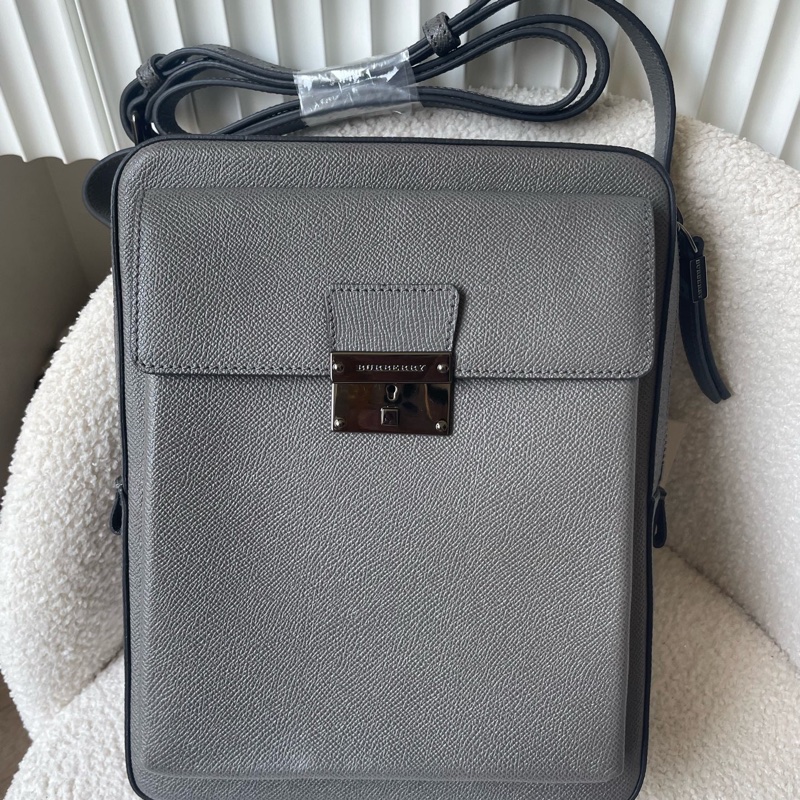 99.9新Burberry 博柏利 字母鎖扣logo 全皮郵差包 單肩斜挎包 耐用粒紋牛皮-0