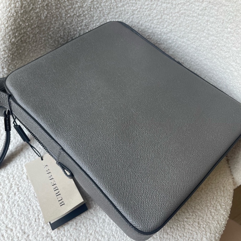 99.9新Burberry 博柏利 字母鎖扣logo 全皮郵差包 單肩斜挎包 耐用粒紋牛皮-3