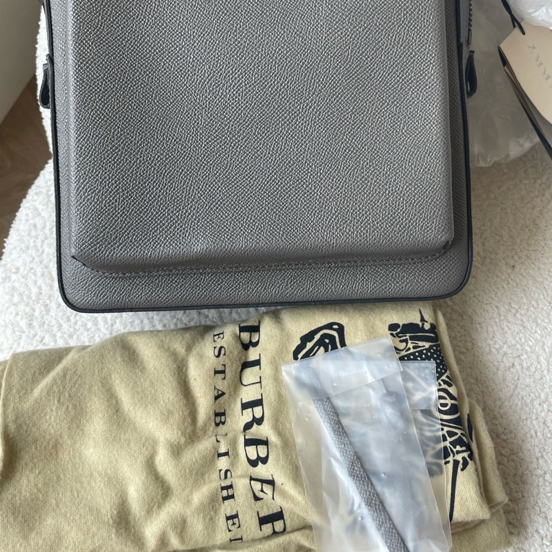 99.9新Burberry 博柏利 字母鎖扣logo 全皮郵差包 單肩斜挎包 耐用粒紋牛皮-7