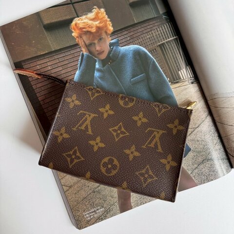 💥小巧超好帶 LV 經典花紋收納包