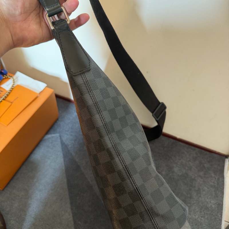 Lv棋盤格側背包(大號)-3