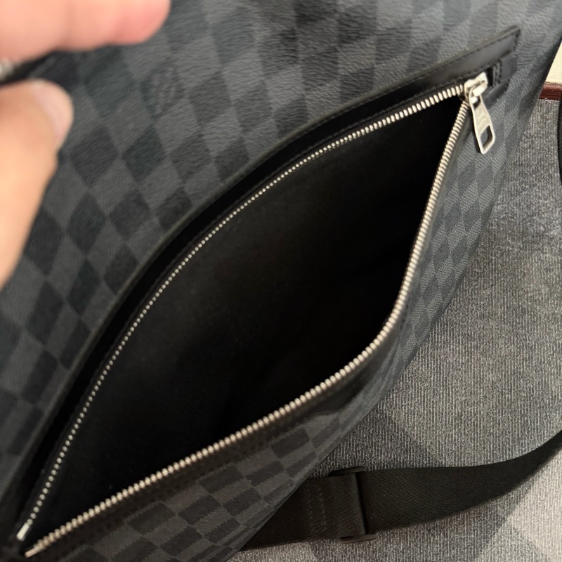 Lv棋盤格側背包(大號)-10