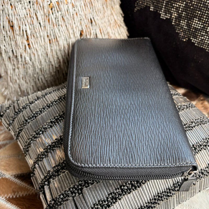 FERRAGM 防刮皮萬用大拉鍊長夾/黑-1