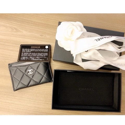 Chanel 的經典菱格紋卡片夾 ，黑色 卡夾
