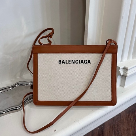 BALENCIAGA 339937卡其拼帆布肩背包