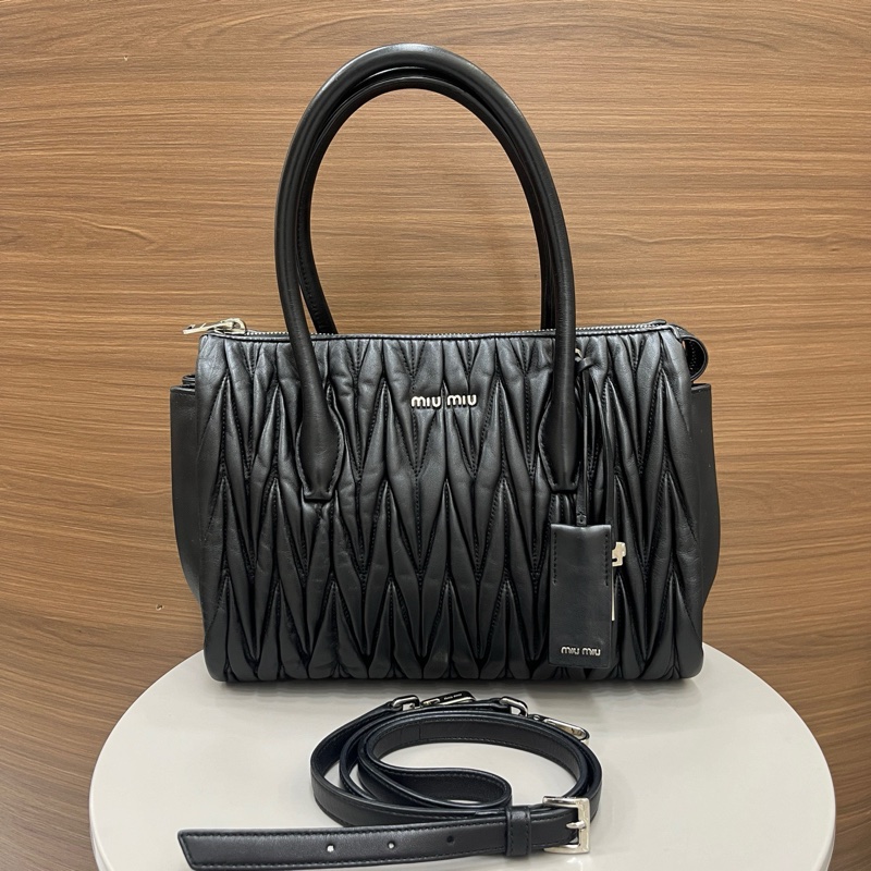 繆繆｜褶皺托特中號 黑金-0