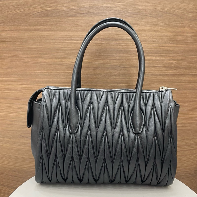 繆繆｜褶皺托特中號 黑金-1