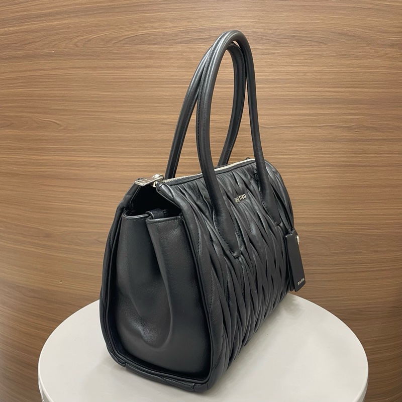 繆繆｜褶皺托特中號 黑金-2