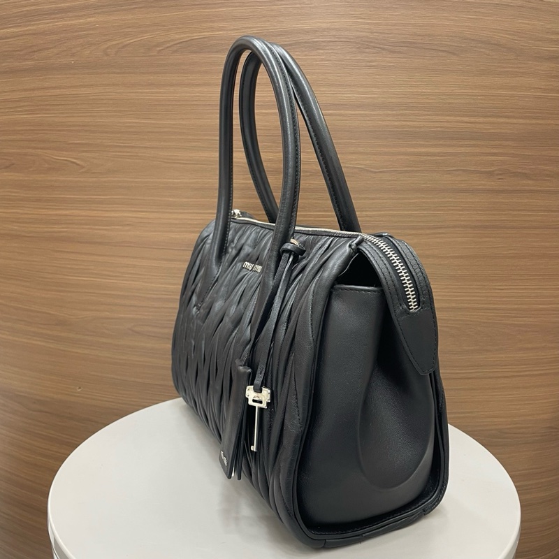 繆繆｜褶皺托特中號 黑金-3