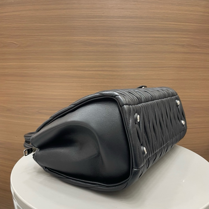 繆繆｜褶皺托特中號 黑金-4