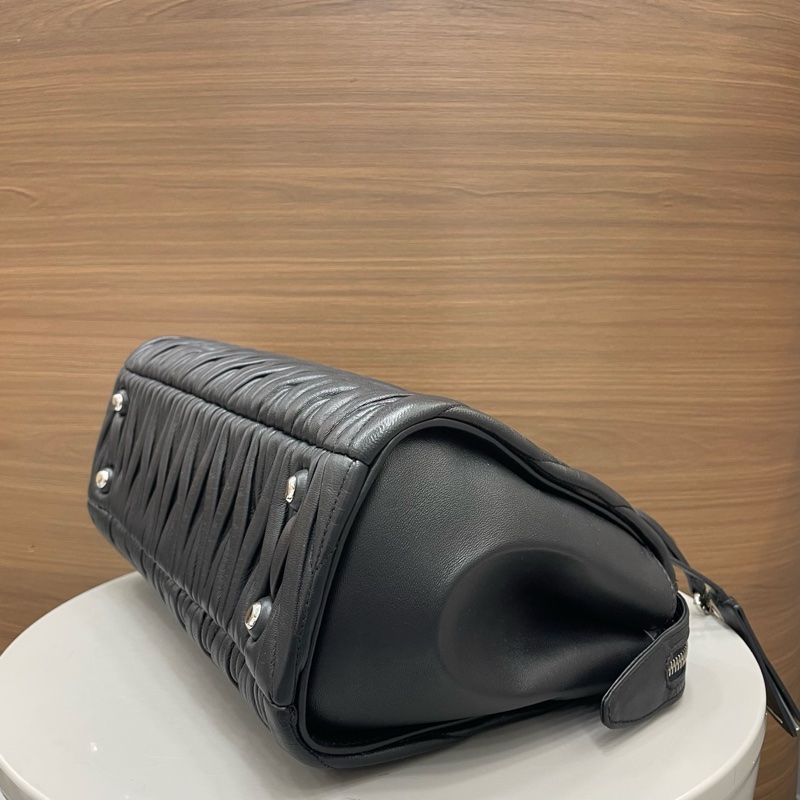 繆繆｜褶皺托特中號 黑金-5