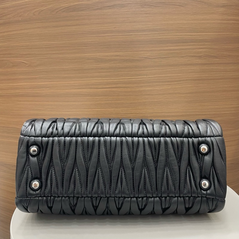 繆繆｜褶皺托特中號 黑金-6