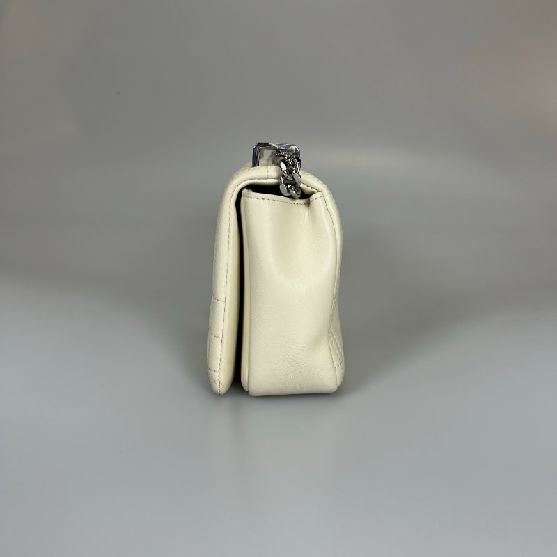 BURBERRY 白色LOLA掀蓋肩背包-3