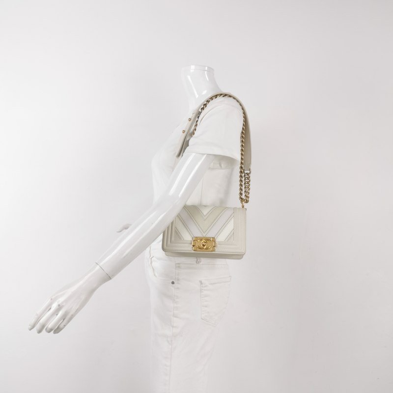 Chanel Leboy季節限定款小號牛皮V紋絎縫方形雙C鎖扣單肩包-1