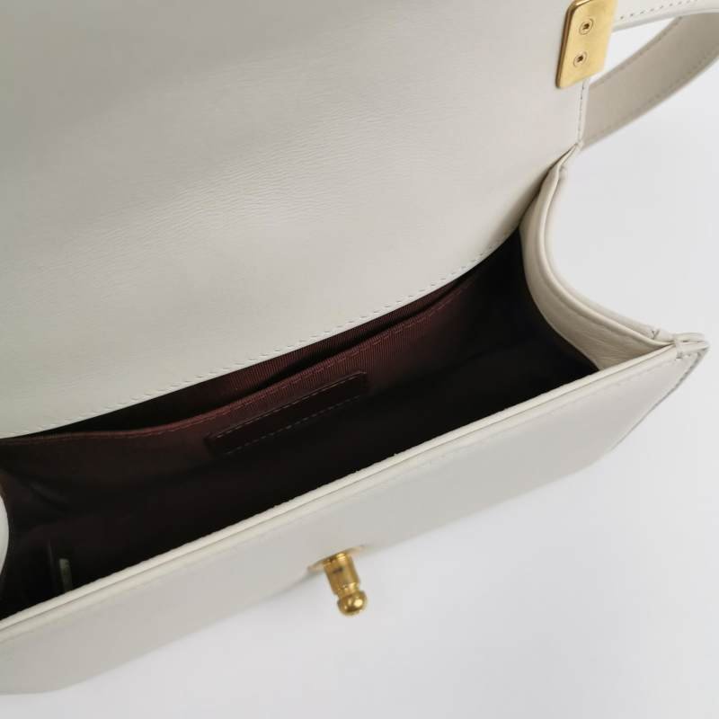 Chanel Leboy季節限定款小號牛皮V紋絎縫方形雙C鎖扣單肩包-6