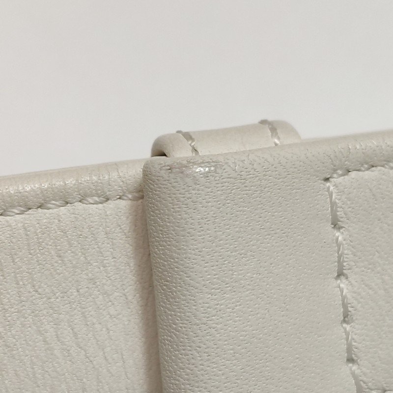 Chanel Leboy季節限定款小號牛皮V紋絎縫方形雙C鎖扣單肩包-10